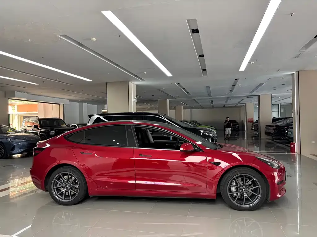 Tesla Model 3 — фото 4