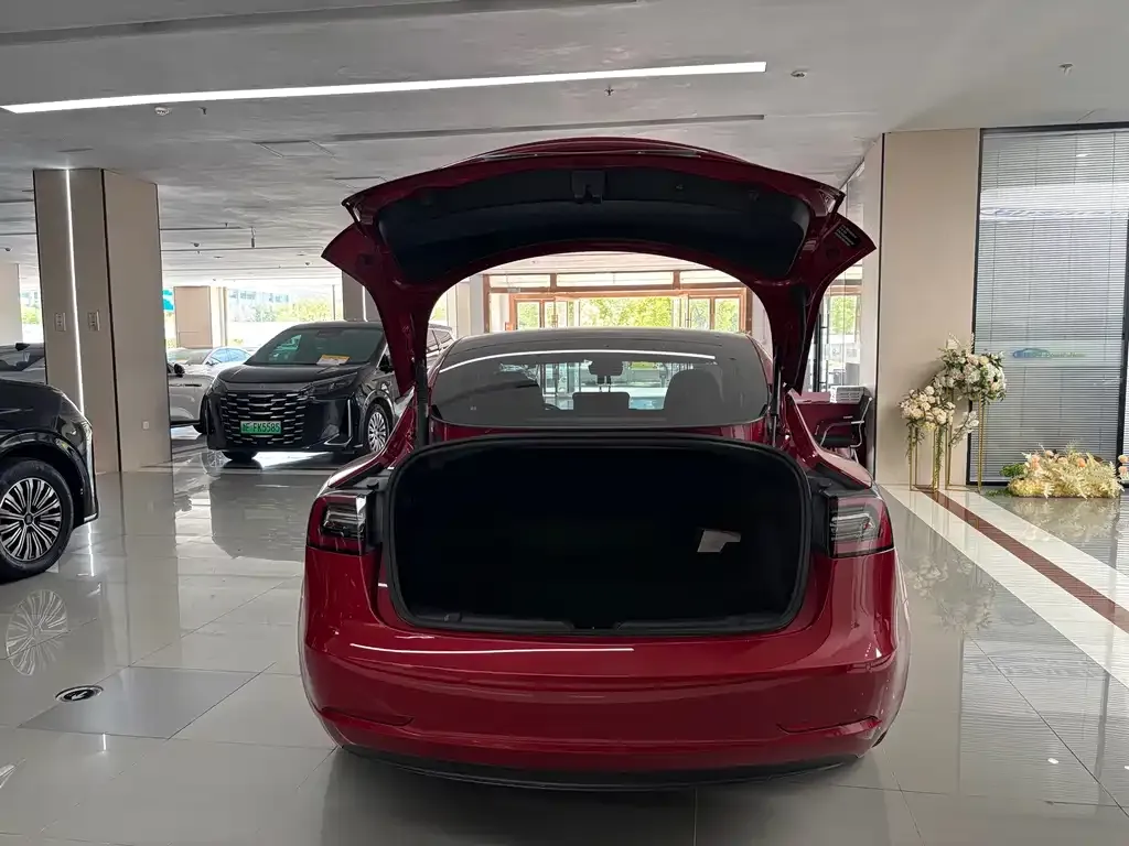 Tesla Model 3 — фото 10