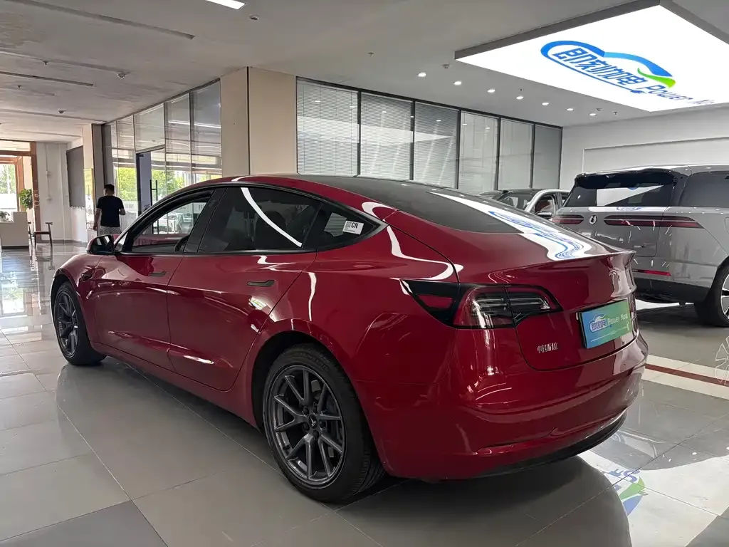Tesla Model 3 — фото 7
