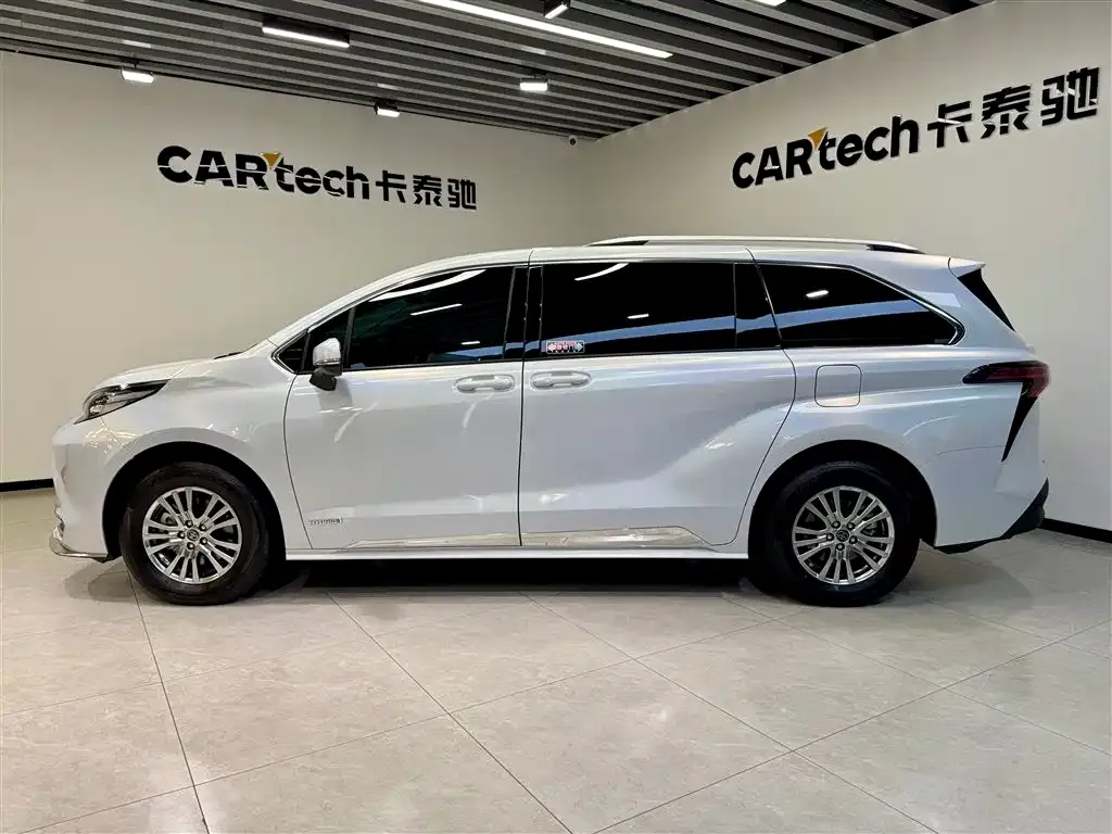 Toyota Sienna — фото 3