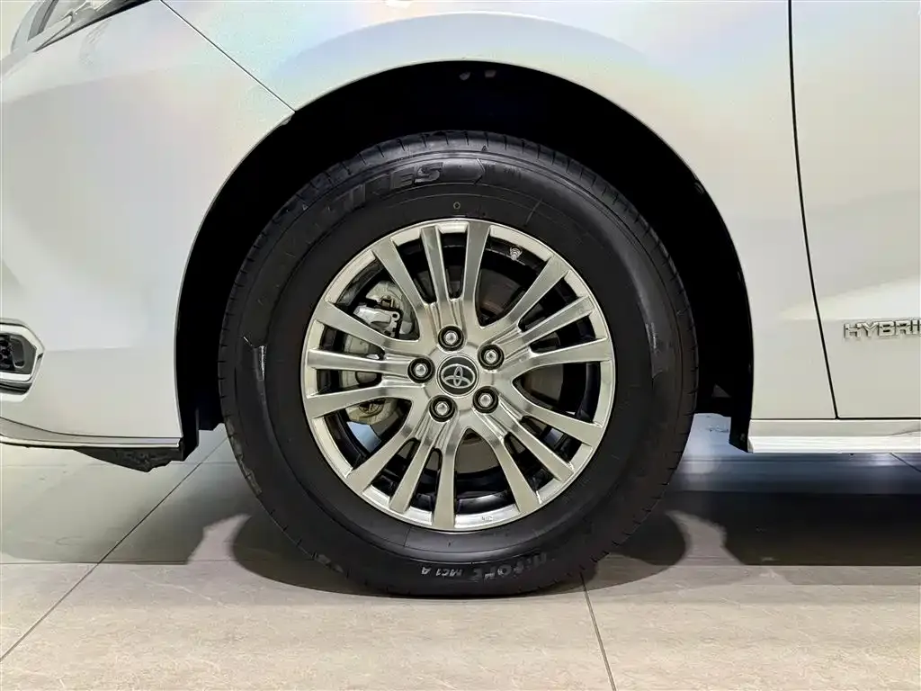 Toyota Sienna — фото 5