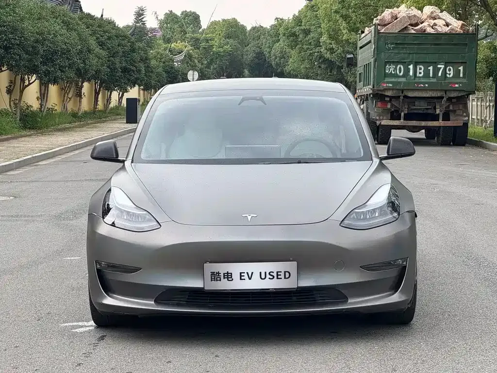 Tesla Model 3 — фото 1