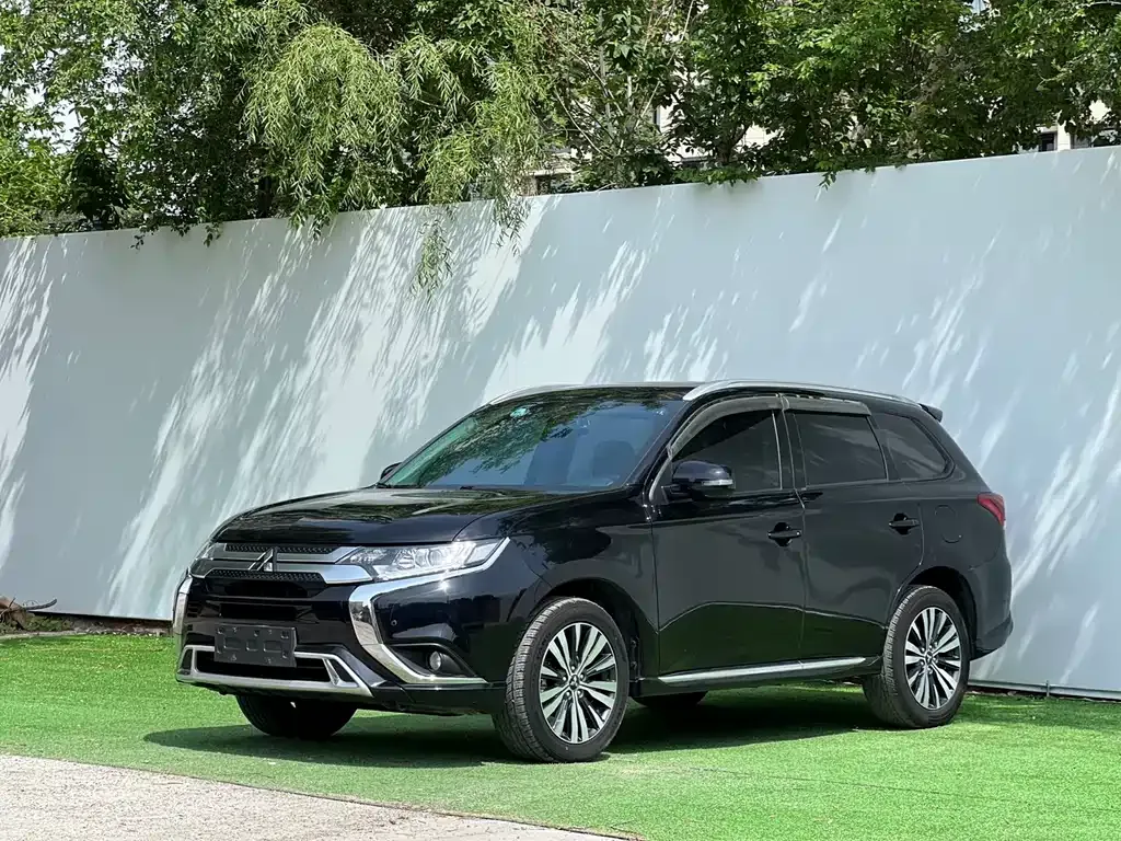 Mitsubishi Outlander — фото 1