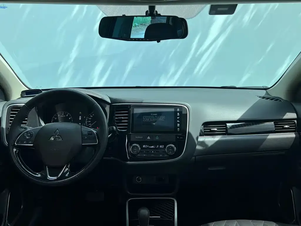 Mitsubishi Outlander — фото 2