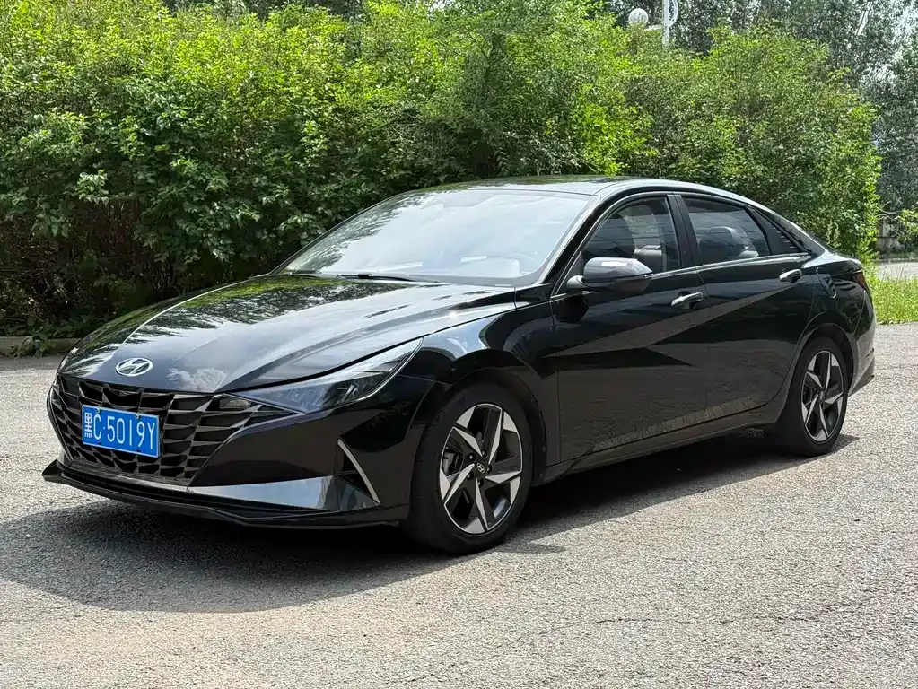 Hyundai Elantra — фото 1