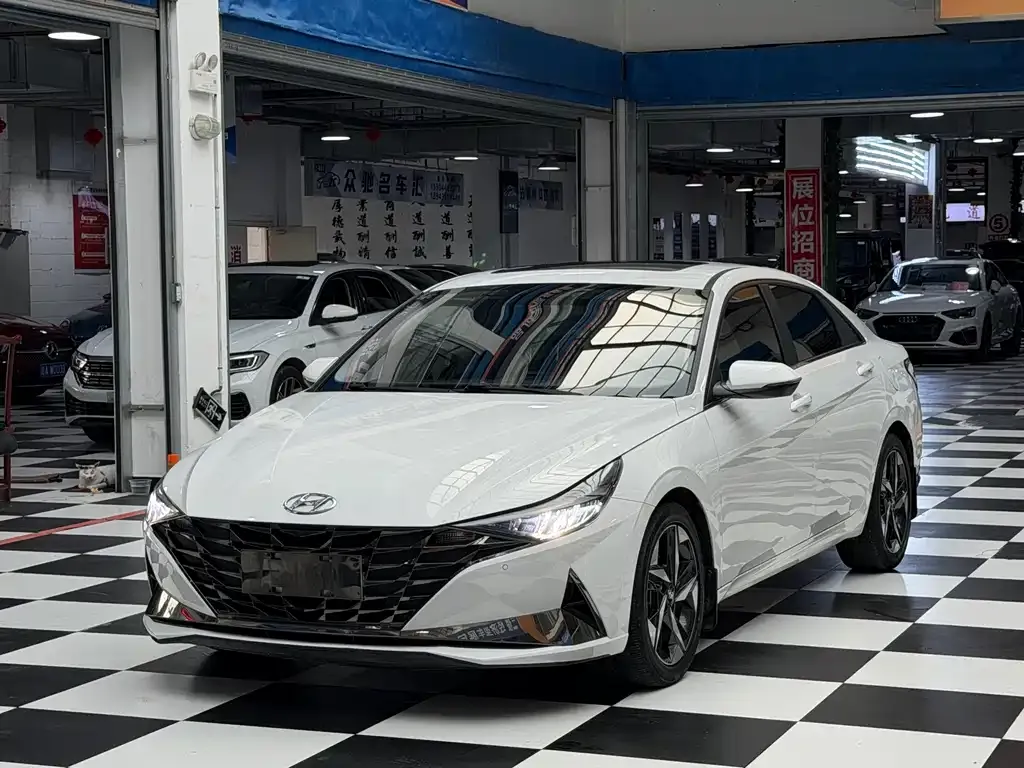 Hyundai Elantra — фото 1