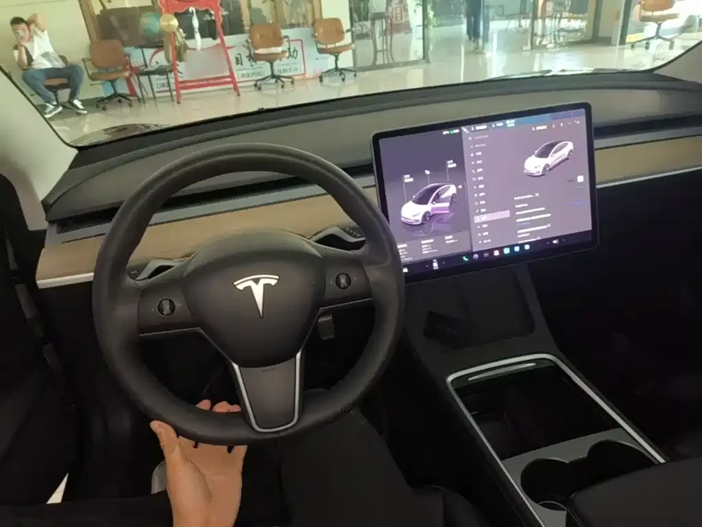 Tesla Model 3 — фото 8