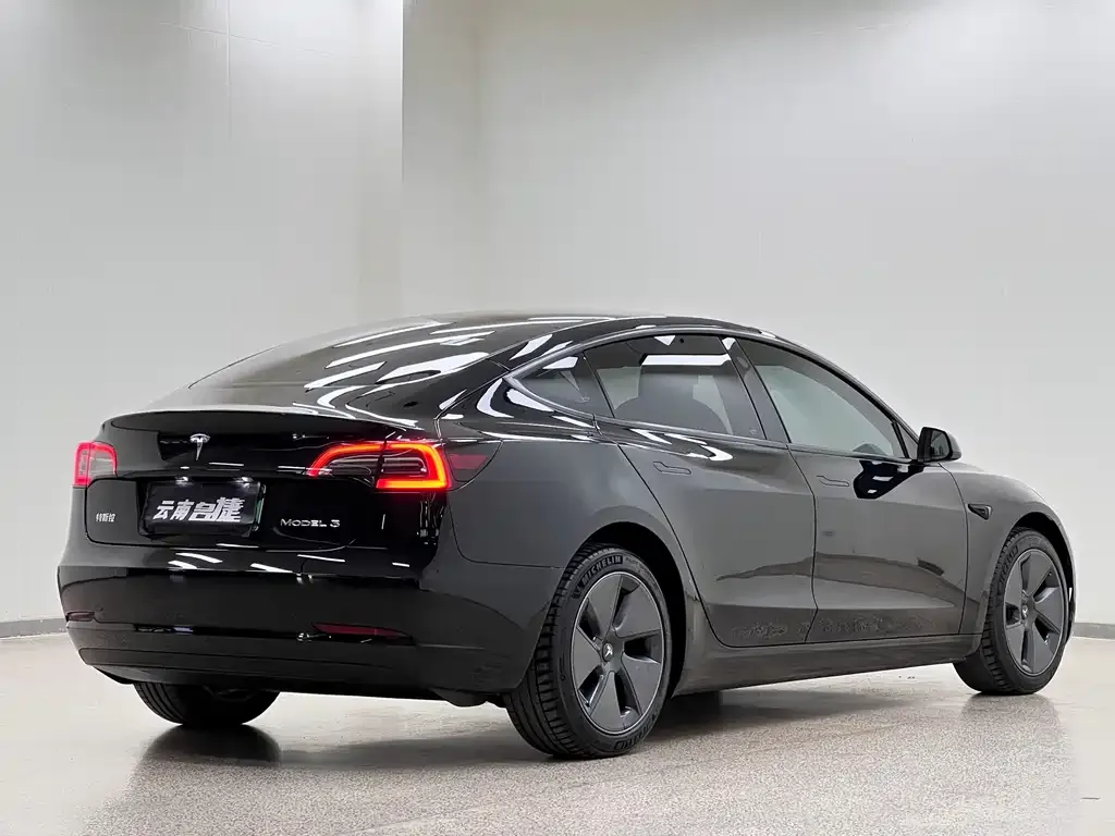 Tesla Model 3 — фото 8