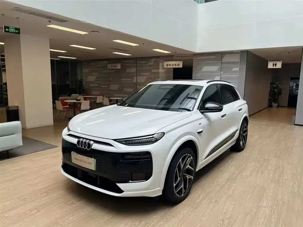 Audi Q6L e-tron — фото 1