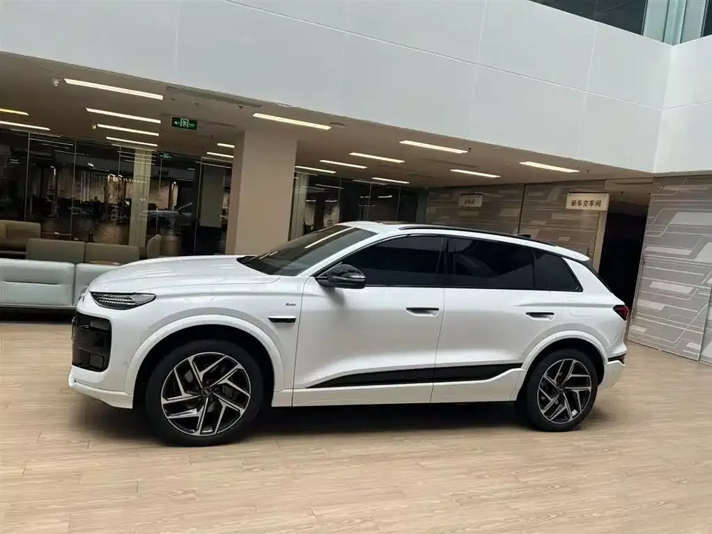 Audi Q6L e-tron — фото 7
