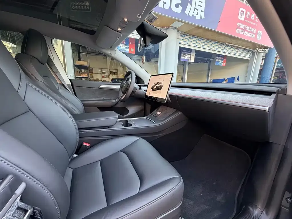 Tesla Model Y — фото 6