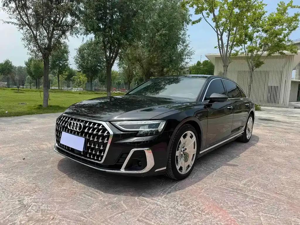 Audi A8 — фото 1