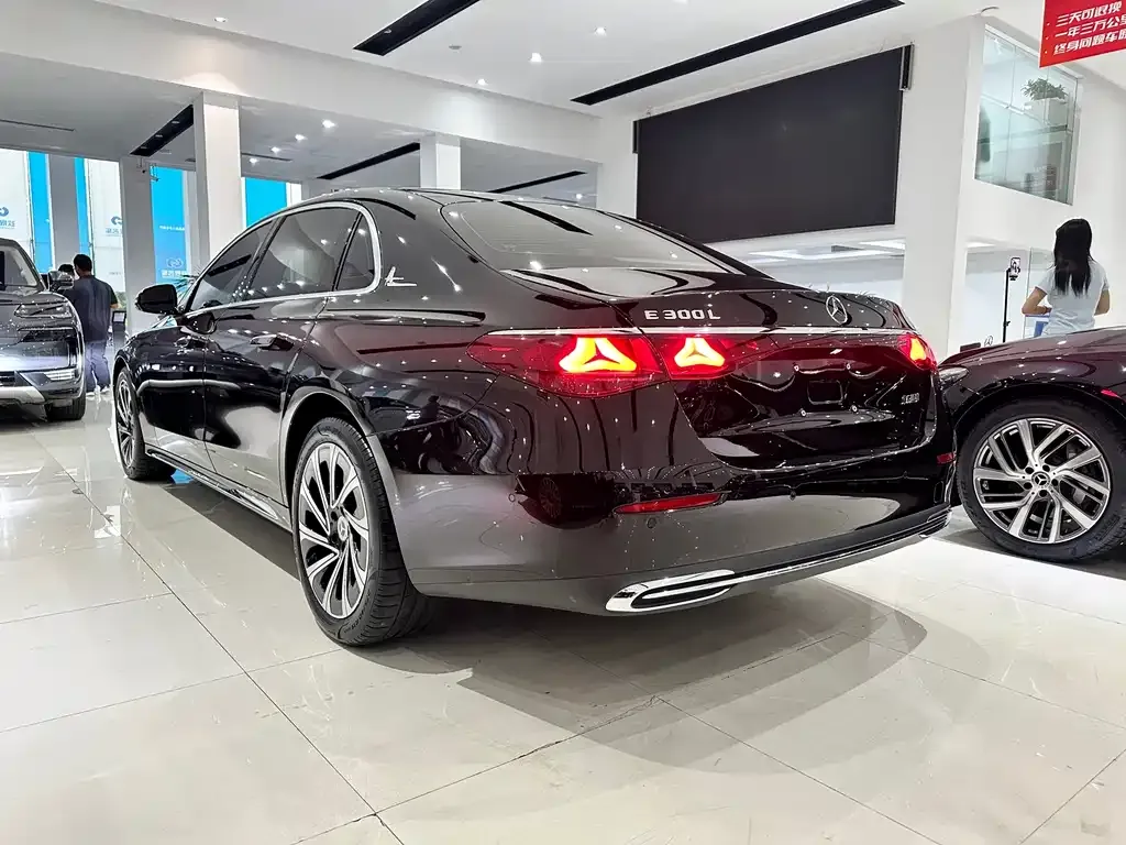 Mercedes-Benz E-Class — фото 5