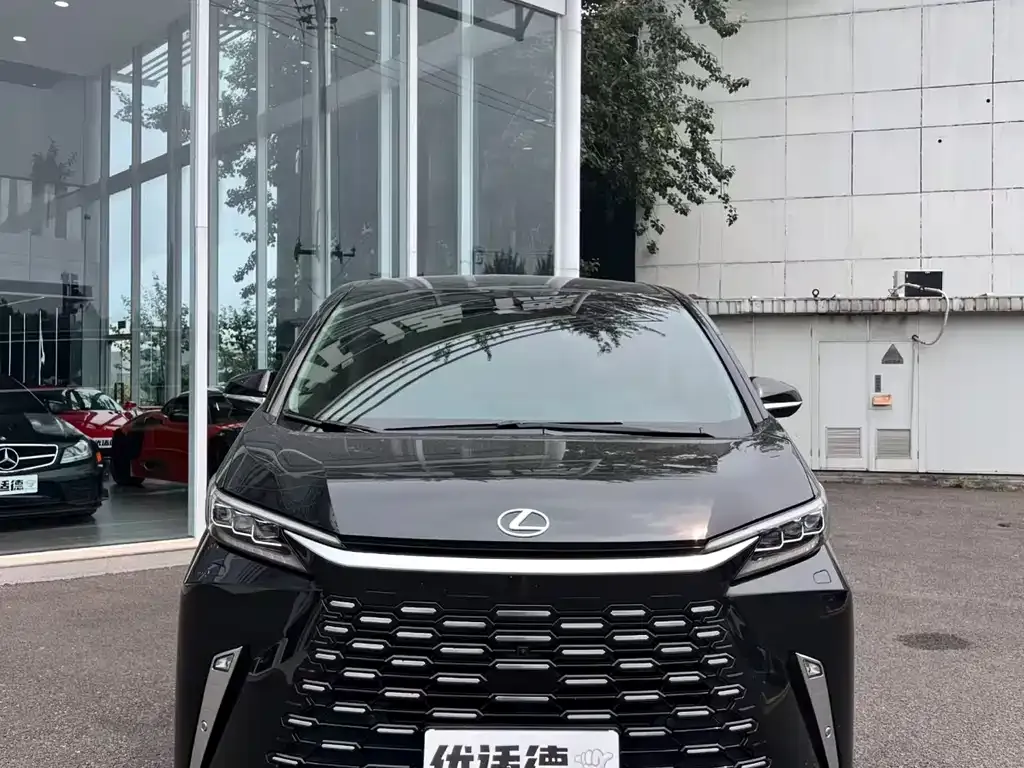Lexus LM — фото 2