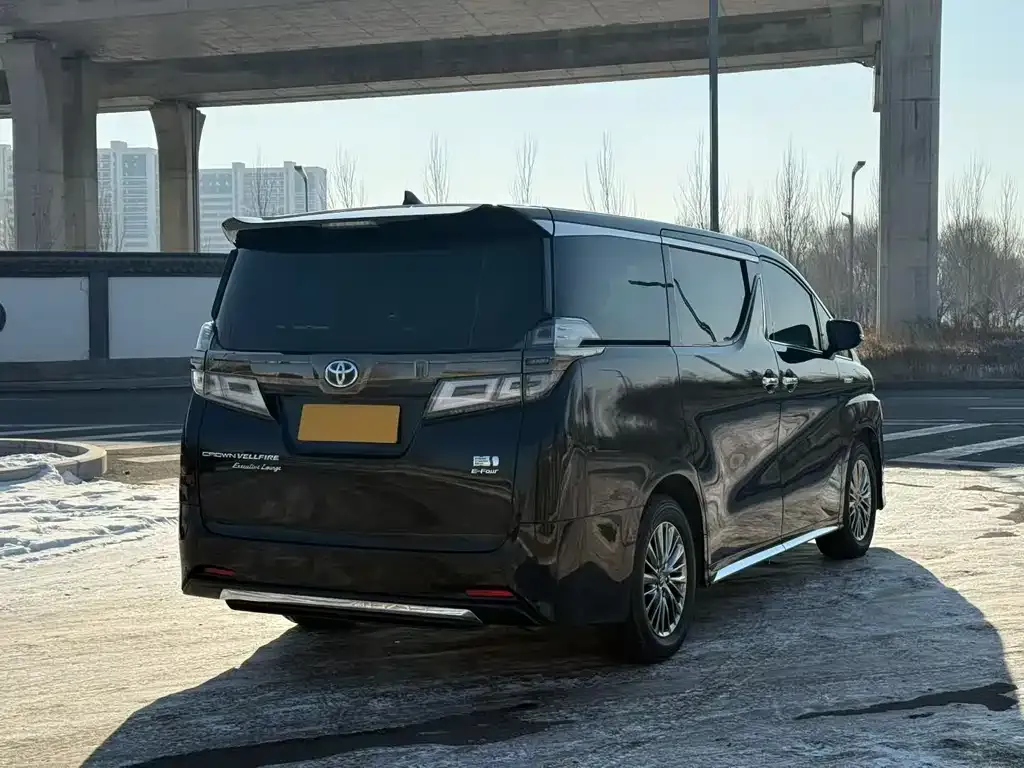 Toyota Vellfire — фото 3