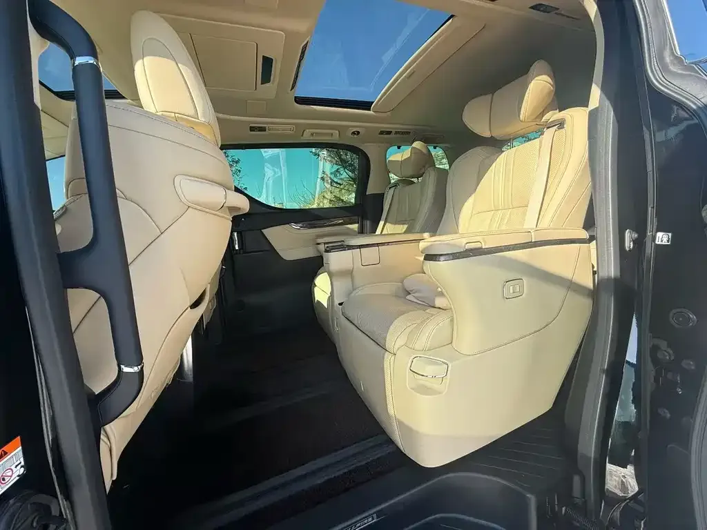 Toyota Vellfire — фото 8