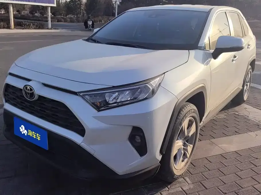 Toyota RAV4 — фото 1