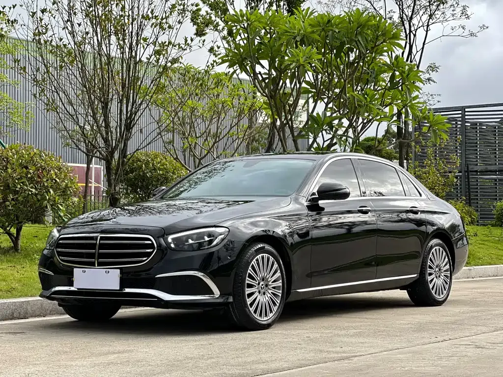 Mercedes-Benz E-Class — фото 1