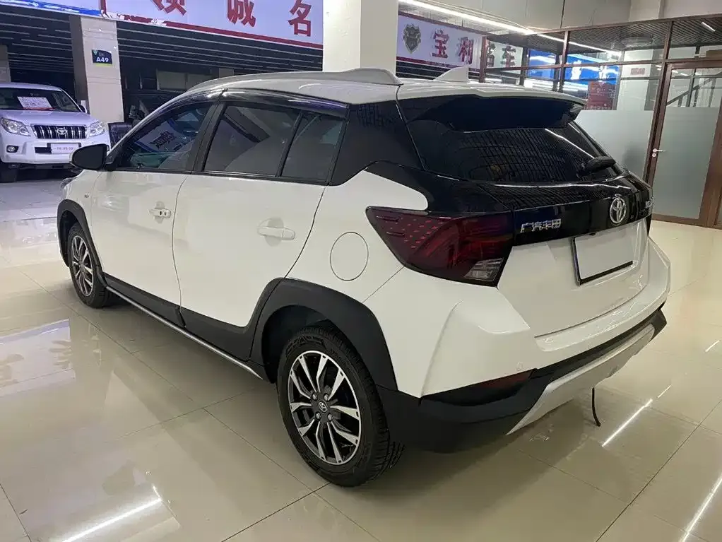 Toyota Yaris L — фото 10
