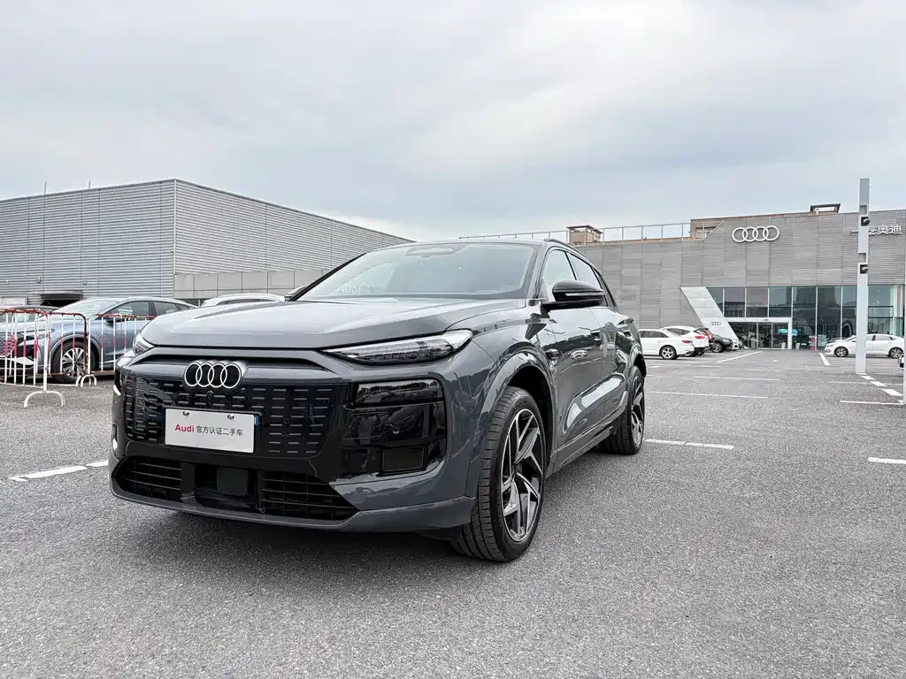Audi Q6L e-tron — фото 1