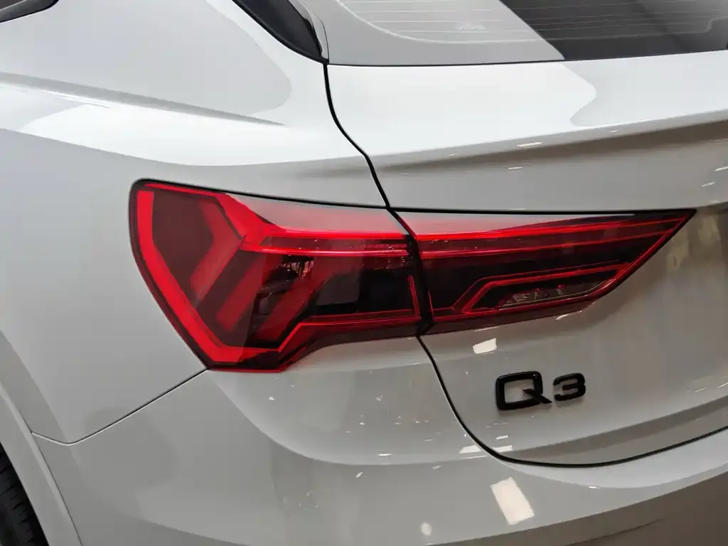 Audi Q3 Sportback — фото 10