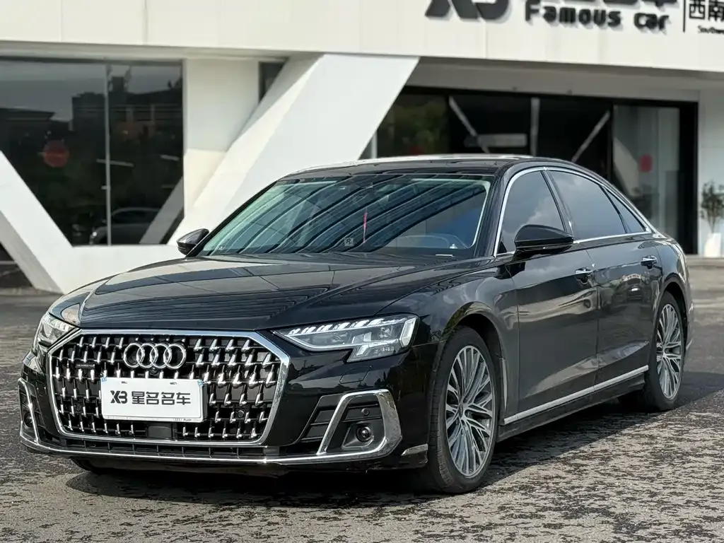 Audi A8 — фото 1