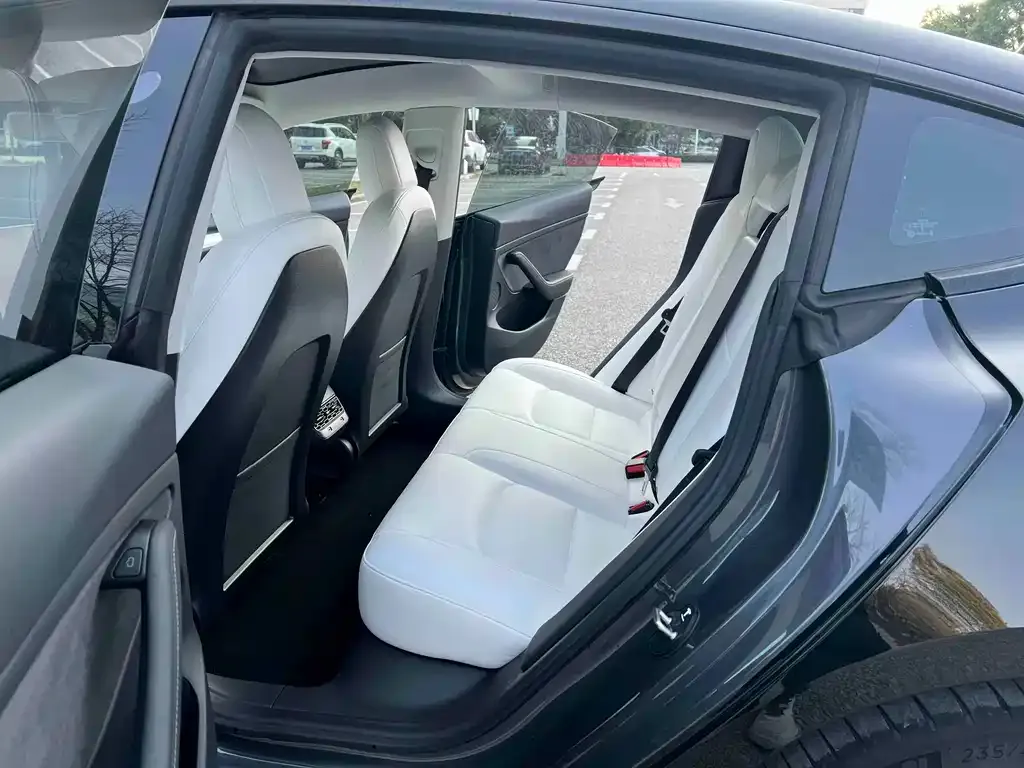 Tesla Model 3 — фото 4