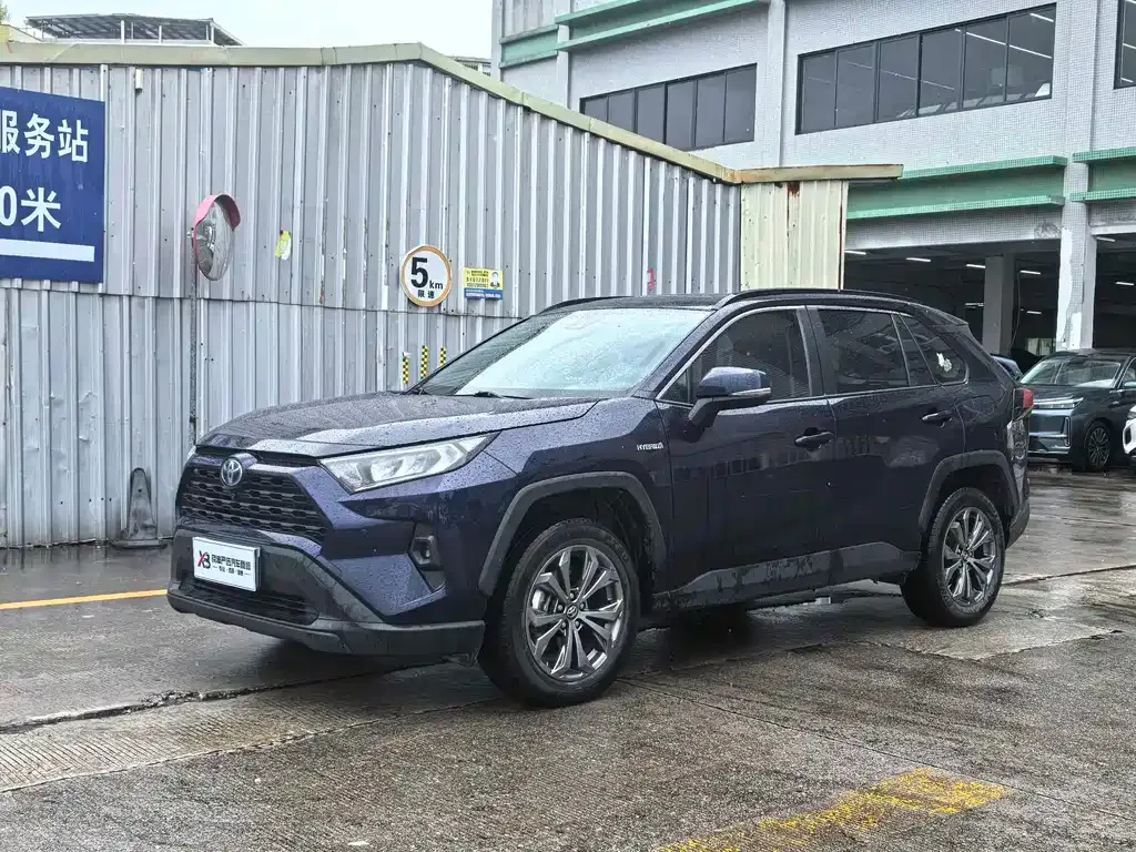 Toyota RAV4 — фото 1