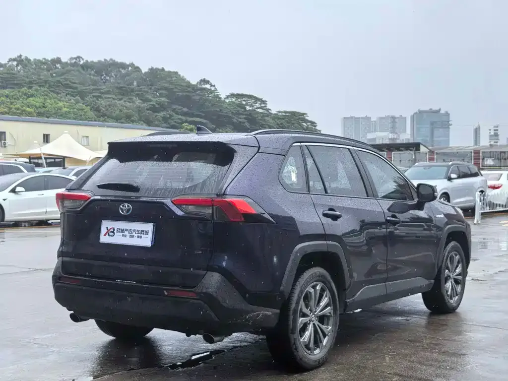 Toyota RAV4 — фото 3