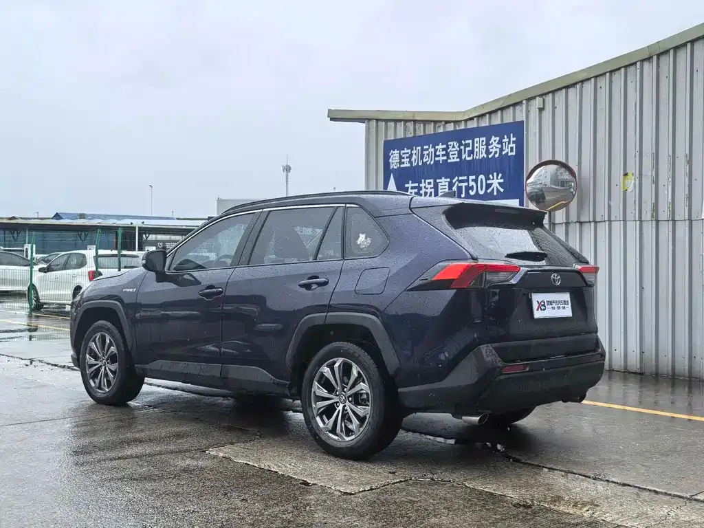 Toyota RAV4 — фото 8