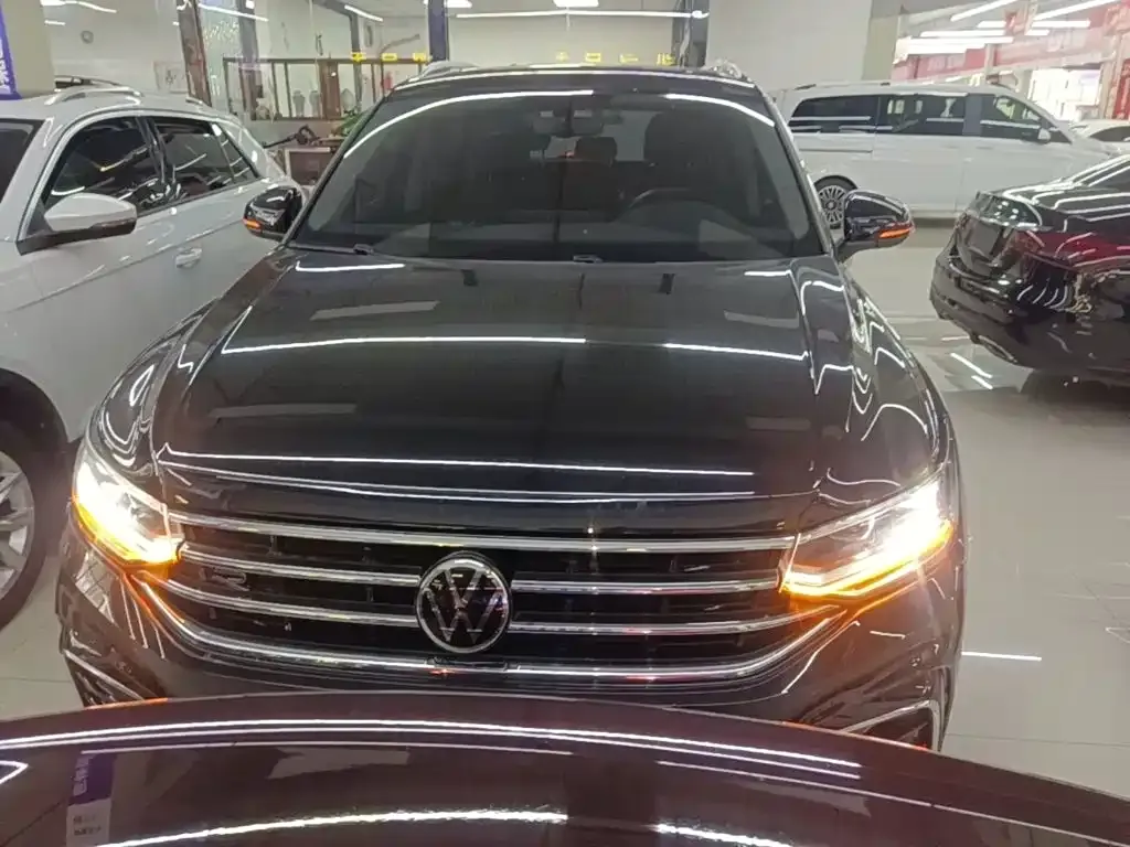 Volkswagen Tiguan L — фото 5