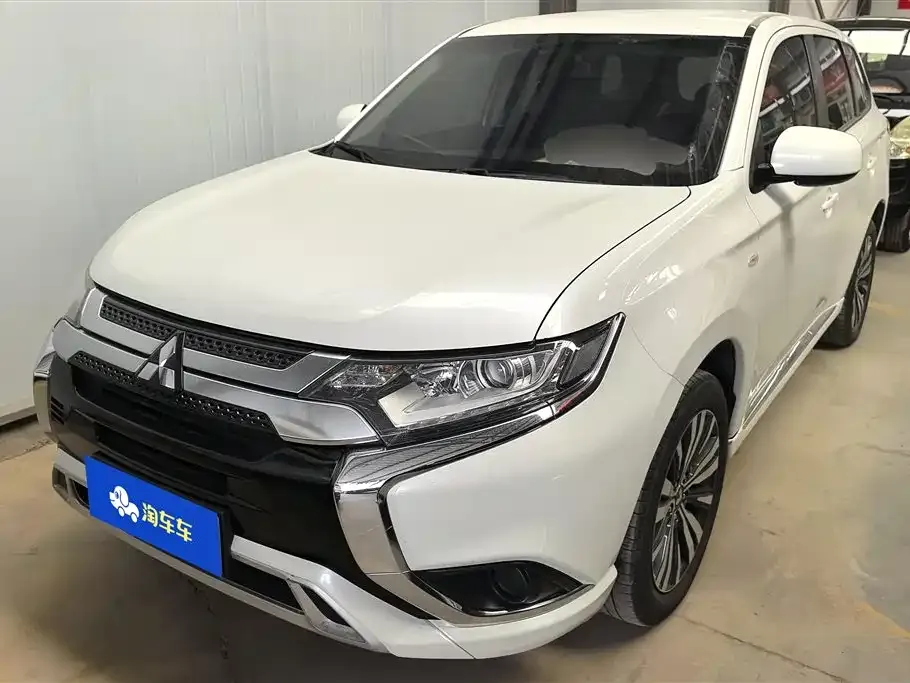 Mitsubishi Outlander — фото 1