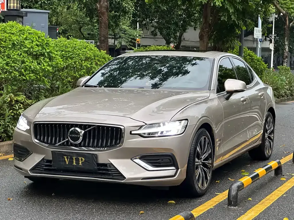 Volvo S60 — фото 1