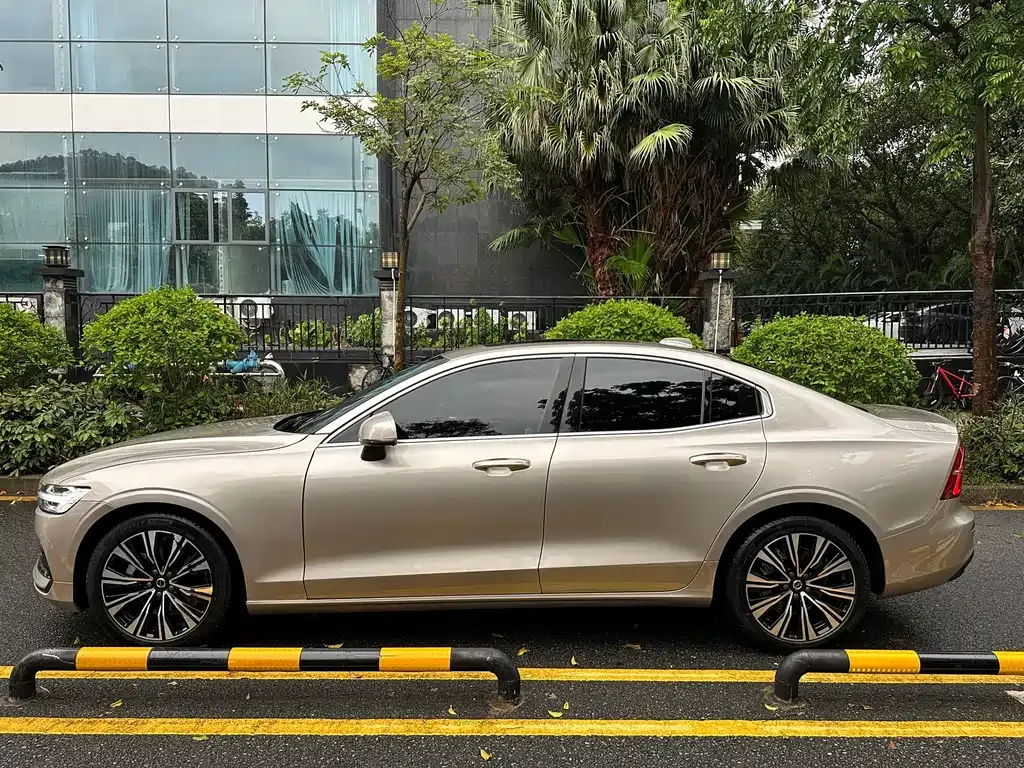 Volvo S60 — фото 10