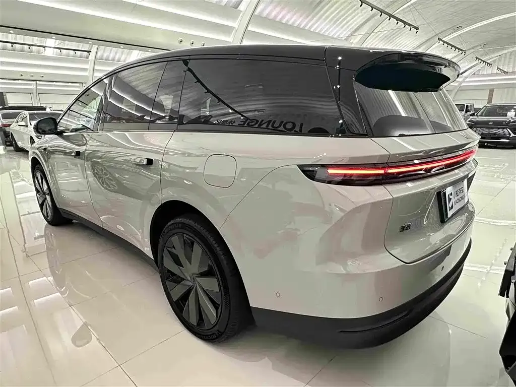 Li Auto i8 — фото 5