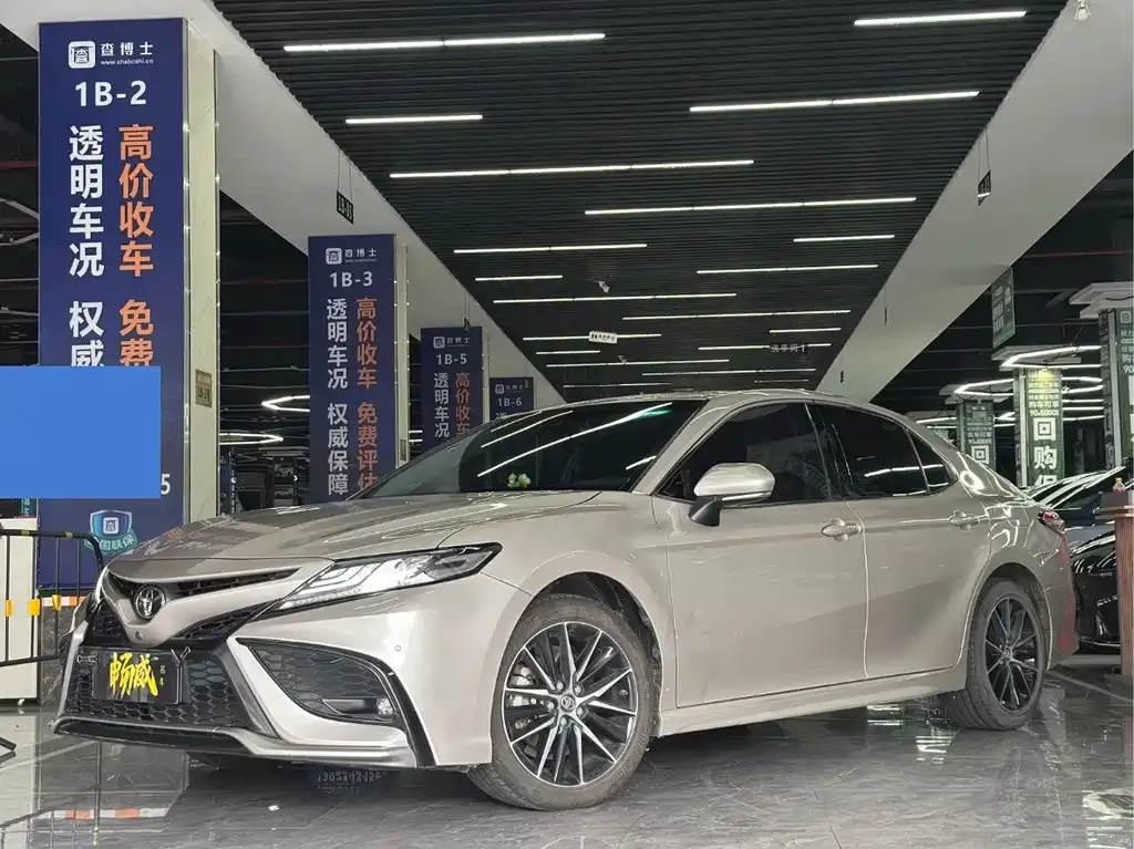 Toyota Camry — фото 1