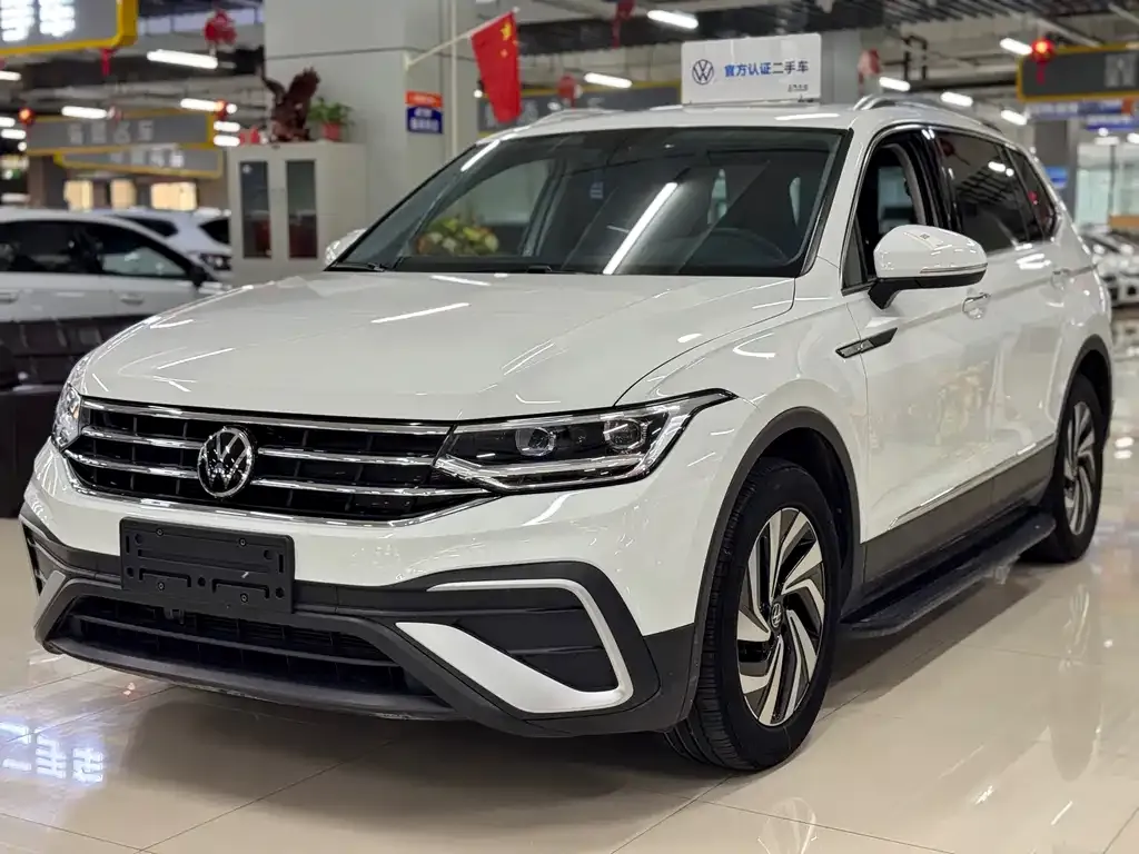Volkswagen Tiguan L — фото 1