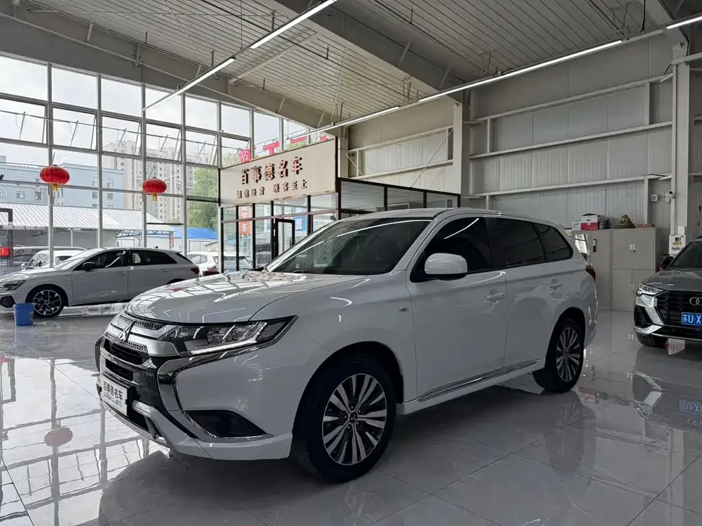Mitsubishi Outlander — фото 1