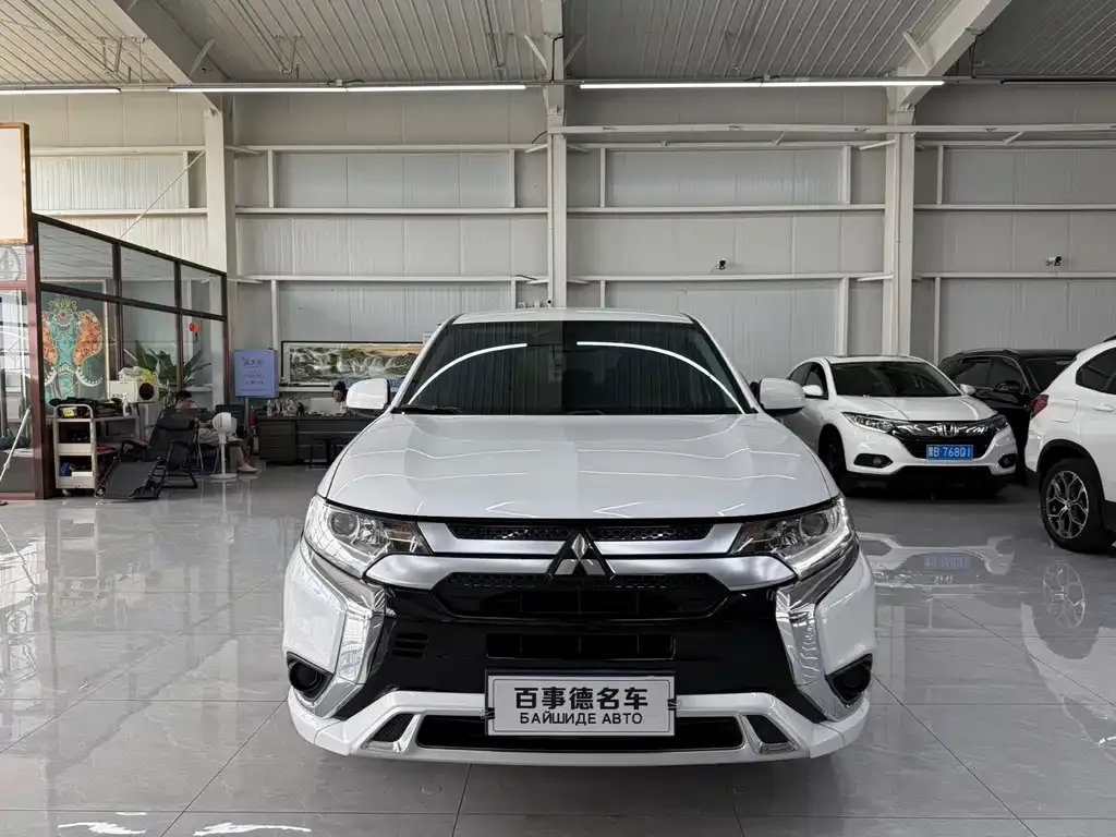 Mitsubishi Outlander — фото 8