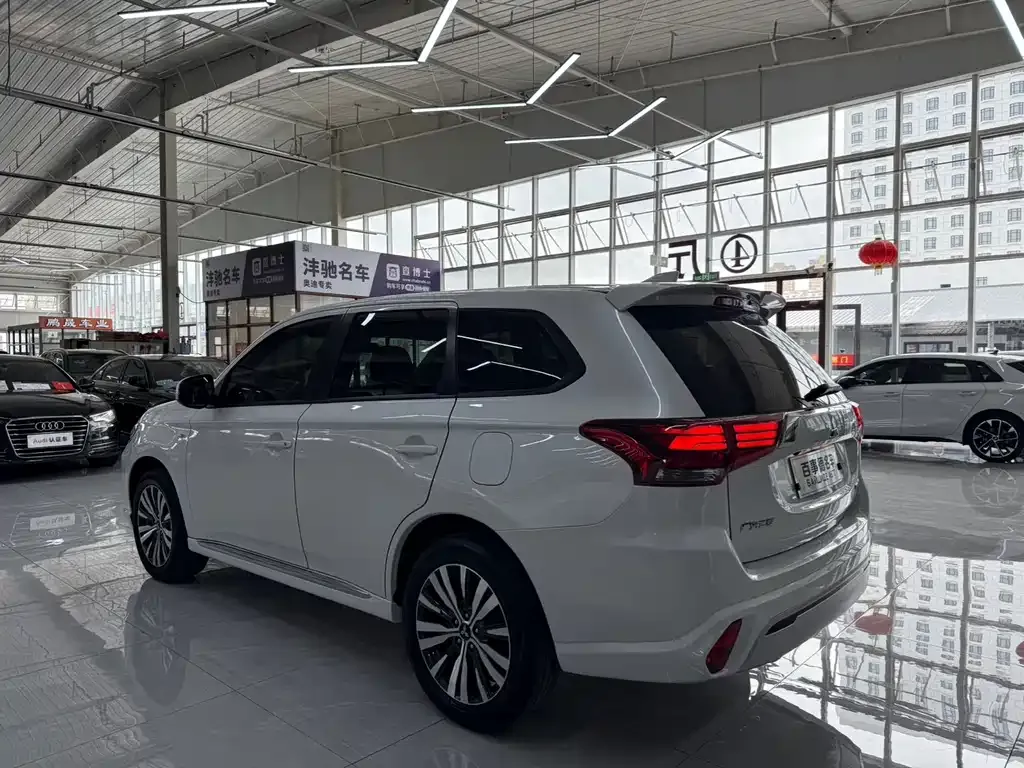 Mitsubishi Outlander — фото 7