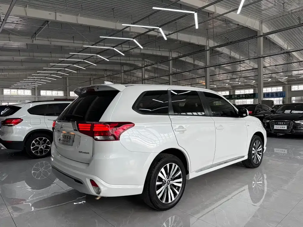 Mitsubishi Outlander — фото 2