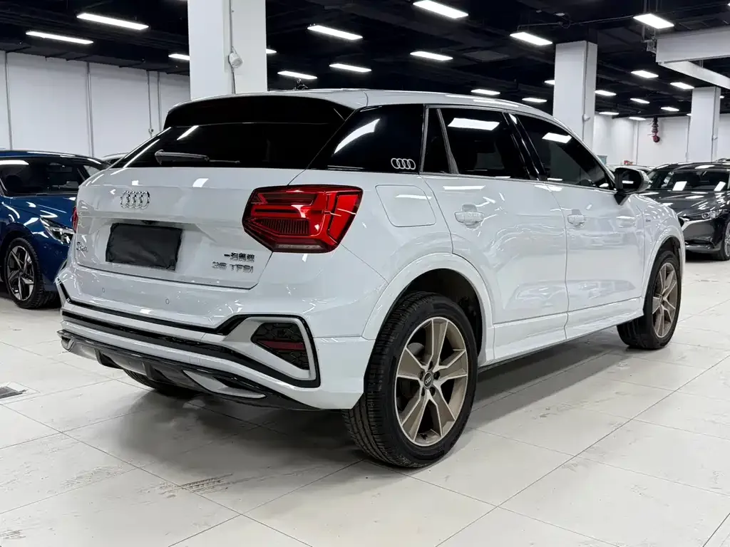Audi Q2L — фото 10