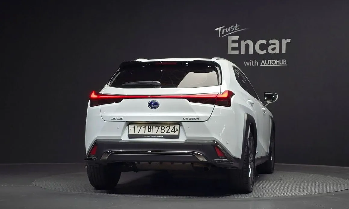 Lexus UX — фото 3