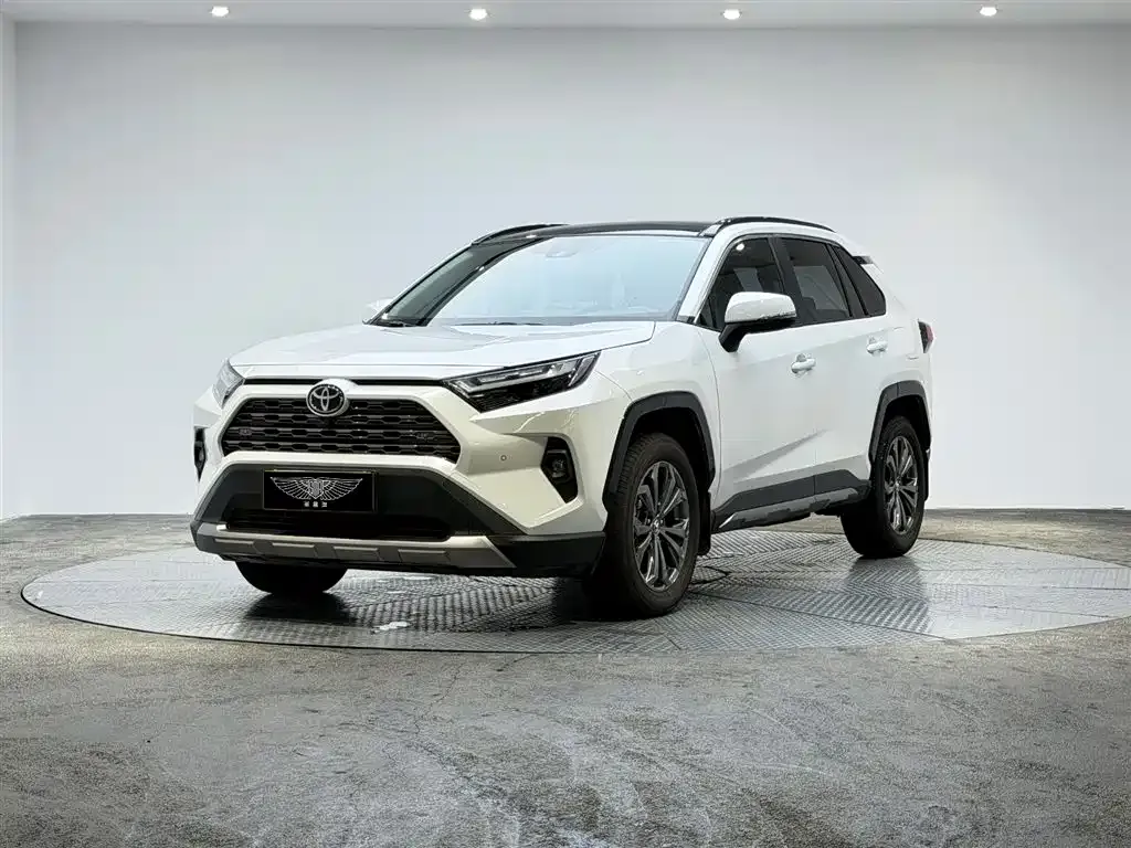 Toyota RAV4 — фото 1