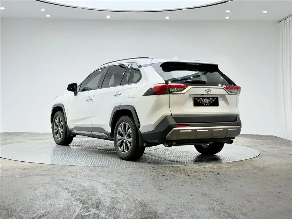 Toyota RAV4 — фото 7