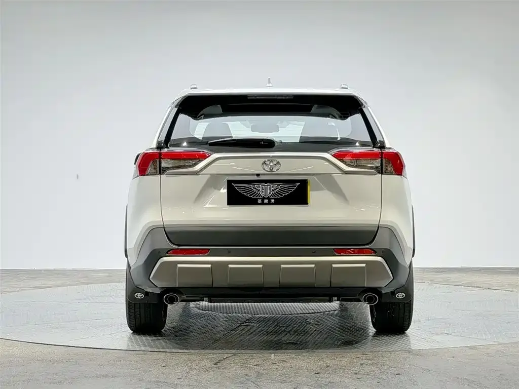 Toyota RAV4 — фото 8