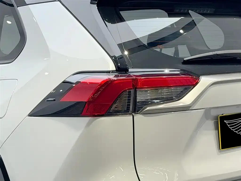 Toyota RAV4 — фото 2