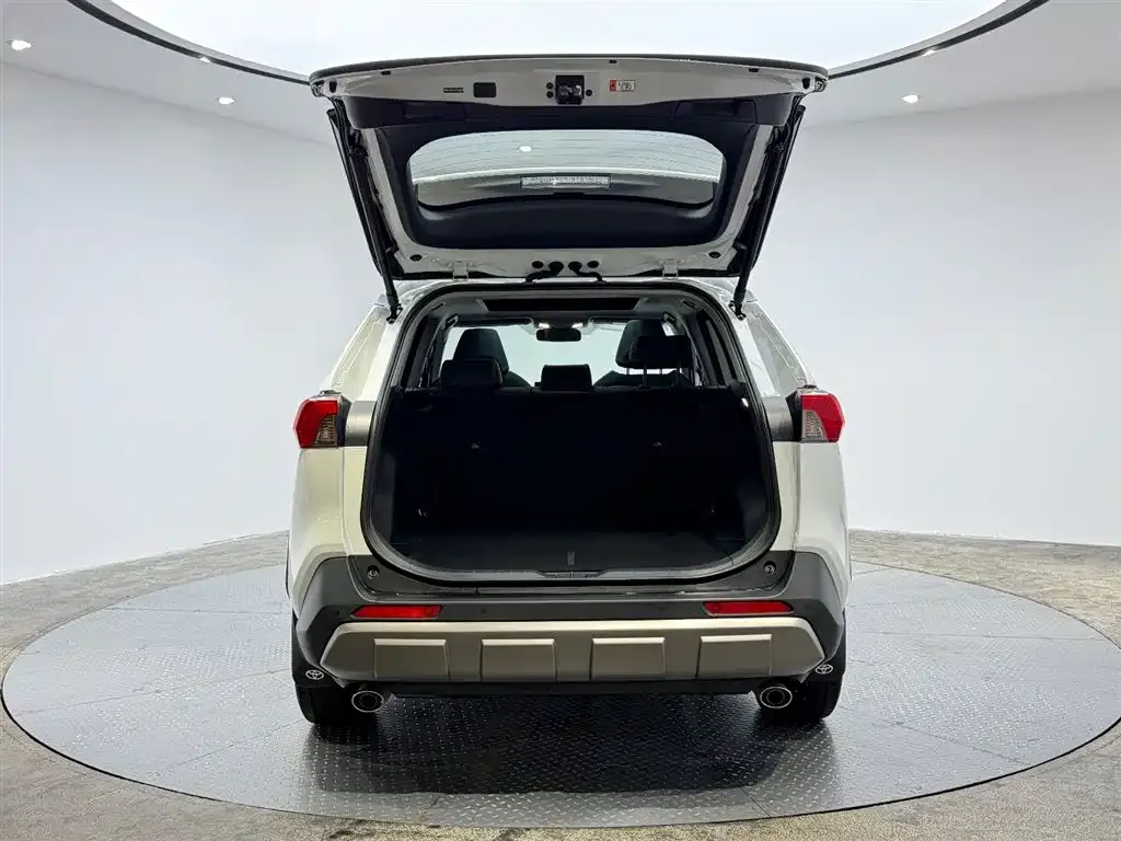 Toyota RAV4 — фото 4