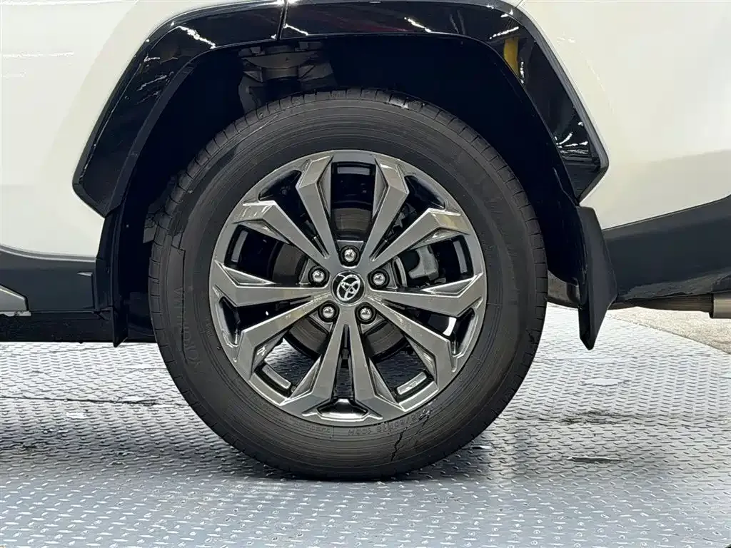 Toyota RAV4 — фото 9