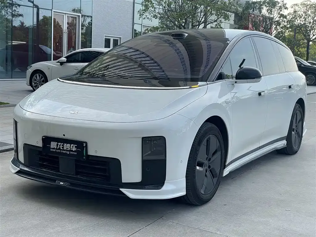 Li Auto i8 — фото 1